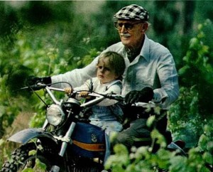 En la foto, don Paco Bultó, paseando con su nieto, el pequeño Sete Gibernau.