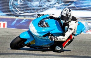 Loris Capirossi prueba una moto eléctrica para su inclusión el Mundial de MotoGP 2019.