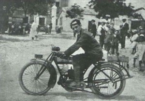 Mauricio Dalmau en una Moto Radio en 1918