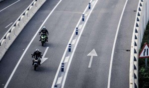 Estar muy atento con las señales pintadas en la carretera. Estas señales suelen estar pintadas con productos que tienen base de aceite lo que las hace muy deslizantes. Frenar en mojado y sobre una de estas señales puede conducir muy fácilmente al desastre.