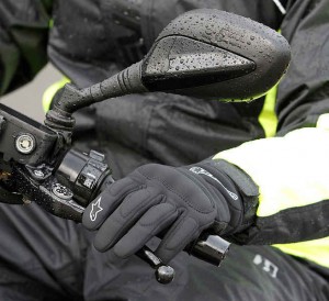Desde que se inventó el Gore-Tex y otros tejidos técnicos y membranas, los motoristas ya no tenemos excusa para pasarlo mal cuando llueve.