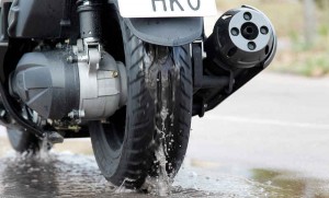 Siempre es bueno, en agua contar mucho con el freno trasero: probando a bloquear esa rueda sabremos realmente cómo está el agarre, y verás que muchas veces te llevarás una buena sorpresa ya que suele ser mejor de lo que crees.