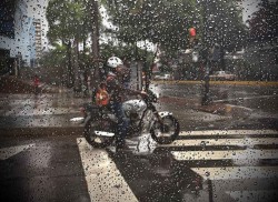 Cualquier tapa o rejilla metálica, aparentemente inofensiva en seco, es 'hielo' con agua. Pero especial cuidado hay que tener con las líneas que nos siguen en nuestra trayectoria: las blancas (como en la imagen), por supuesto, pero muchísimo cuidado con 'las negras' también. El alquitrán que se usa 'tal cual' para tapar antiguas señales, o grietas en el asfalto, o uniones.