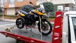 La mayoría de las pólizas le cubren los gastos de traslado y el remolcaje del vehículo.