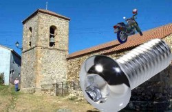 En la imagen se muestra un tornillo Torx (también se ve la Hondita 250CB aparcada en el tejado de la iglesia de San Pedro en Peñalba de la Sierra).