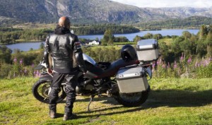 Si las desea extremadamente resistentes y aventureras, encontrará, a juego con el top case, maletas de aluminio para motos maxi-trail.