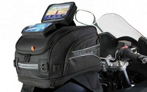 Las bolsas sobre-depósito disponen de una ventana superior transparente para colocar un mapa y permiten llevar una tableta y/o un teléfono móvil.