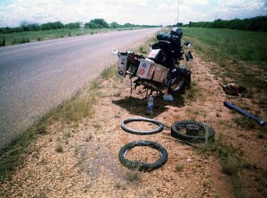 Los kits de reparación rápidos, sólo sirven para llegar al taller más cercano y nunca son una solución definitiva. Además, no se aconseja rodar por encima de los 80 km/h.
