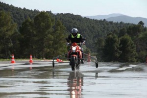 Un curso de seguridad te enseñará las reglas de circulación para motocicletas.<br>También aprenderá las acciones apropiadas a tomar en situaciones de conducción impredecibles que puedan surgir.