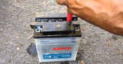 <div align="justify">Las baterías con mantenimiento requieren mantener el nivel de líquido en sus tubos, para lo que hay que utilizar siempre agua destilada, no del grifo, ya que ésta contiene minerales que pueden ser dañinos para la batería.</div>