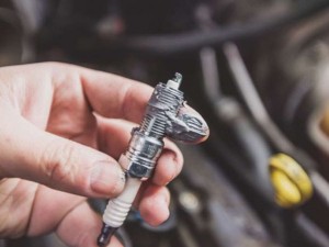 Al enroscar las bujías nuevas, podemos engrasar un poco en la rosca (usar grasa diélectrica) para evitar el riesgo de dañarla y facilitando los posteriores cambios de bujías