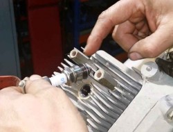 Para comprobar si la bujia produce chispa, se saca la bujía  conectada a su cable, se apoya por la parte metálica en el propio motor y da al arranque.