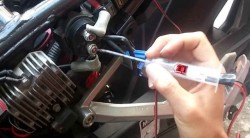 Un elemento importante a comprobar es el fusible principal de la moto y el relé del arranque.