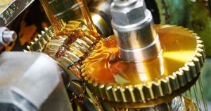 Un aceite lubricante es una sustancia que reduce el rozamiento cuando se interpone entre dos superficies con movimiento relativo.