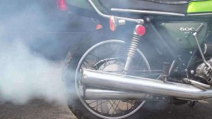 En un motor de cuatro tiempos nos fijamos en el humo que sale por el escape. Si el humo es azulado es que estamos quemando aceite.