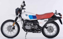 La BMW R80G/S fue comercializada entre 1980 y 1987. Fue la primera moto de uso dual tanto para carretera como fuera de ella. En la imagen una  BMW R80G/S de 800 c.c. y de1980