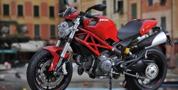 La Ducati Monster 796 es una evolución hacia arriba de la 696, acercándose a la 1100.
