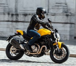 La 821 es una Monster. Suena como una Monster, se ve como una Monster, se lleva como una Monster, pero gira bastante más. La posición es la de una Monster, pero más suavizada: sigue siendo más deportiva que otras naked, pero ya no llevas los brazos tan abiertos. Es mucho mas cómoda.
