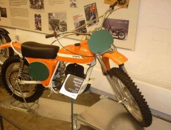 En la foto una Montesa Cappra GP 250 c.c. de 1968. Esta moto, comercializada por Montesa entre 1967 y 1982, y diseñada específicamente para la práctica del motocross, permitia, convenientemente adaptada, ser usada para la práctica del todo-terreno.