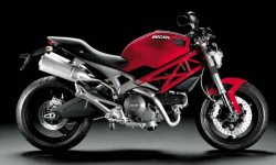 La 696 es la versión de entrada en la gama de esta nueva colección de monster con escapes bajo el asiento.