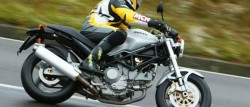 La Monster 900 se convierte en 1000, con una evolución de su motor, llevado hasta los 992cc, con 84Cv a 8.000rpm.
