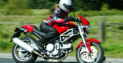 La 620 es la primera evolución de la pequeña M600; sigue siendo básicamente la misma M600, pero ahora lleva inyección electrónica.