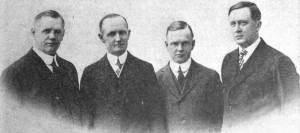 Los fundadores de Harley-Davidson, de Izq., a Der., William A. Davidson, Walter Davidson, Sr., Arthur Davidson y William S. Harley. Puedes ver un chiste sobre Arthur Davison pulsando <a href="/index.php/chistes/282-arthur-davidson" _ target="_blank"><strong>AQUÍ</strong></a>