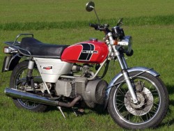 La Hércules W2000 del año 1973, que pasó a la historia como la primera moto comercial en montar un Motor Rotativo Wankel, usaba en el motor el Nikasil.