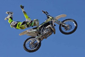 El motociclista español Maikel Melero en una exhibición en el Circuito del Jarama