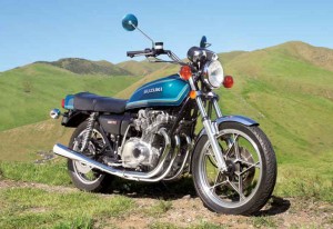 Suzuki GS750 de 1977, con un motor de 4 tiempos, doble carburador y refrigeración por aire.