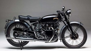 El modelo más alto en la gama Vincent hasta el cierre de la planta, en 1955, fue la 1000 Black Shadow. Lanzada originalmente en 1948, este modelo era conocido como «The World’s fastest standard motorcycle», es decir, la moto de serie más rápida del mundo, pues no había otro ejemplar en el mercado que se le asemejara.
