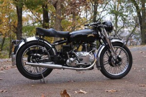 La Vincent Comet fue una de las grandes motocicletas de un solo cilindro de su época con un motor avanzado que usaba también un chasis estresado, una suspensión tipo 'cantilever' que estaba décadas por delante de su tiempo, una horquilla Girdraulic y un marco de acero.