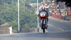 Giacomo Agostini sobre la MV Agusta corona Bray Hill durante el TT de la Isla de Man en 1970.