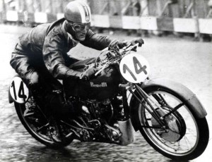 Dario Ambrosini en 1950 con una Benelli 250cc. Fue Campeón del mundo y falleció al año siguiente, el día 14 de julio de 1951