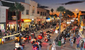 Paseos panorámicos por el famosa escenerio de Daytona Beach, la histórica Calle Mayor, motocicletas 'custom' personalizadas y de carreras en el Daytona International Speedway. 