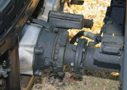 La rueda del 'sidecar' se accionaba mediante un eje conectado a la rueda trasera de la motocicleta.