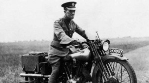 El hombre que se hizo famoso por sus aventuras durante la Gran Guerra en Medio Oriente, acabó muriendo por las lesiones en la cabeza que sufrió en un accidente de motocicleta. Lawrence salió disparado de su motocicleta, una Brough Superior SS100, cerca de su casa en Dorset, Reino Unido