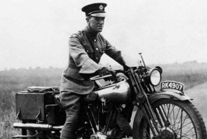 El hombre que se hizo famoso por sus aventuras durante la Gran Guerra en Medio Oriente, acabó muriendo por las lesiones en la cabeza que sufrió en un accidente de motocicleta. Lawrence salió disparado de su motocicleta, una Brough Superior SS100, cerca de su casa en Dorset, Reino Unido