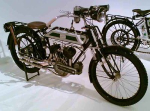 A pesar del éxito de las máquinas Brough, hubo un considerable desacuerdo entre padre e hijo con respecto a la configuración del motor.<br> En 1913, George se había mostrado a favor de los V-twin, mientras que William Brough prefería el Flat-twin, como ya lo hacía Douglas y más tarde lo haría BMW.