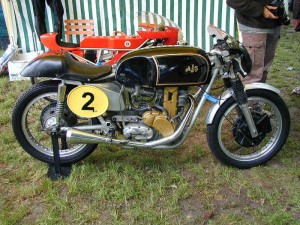 Ejemplo de Cafe Racer, una AJS 7R, de 350 cc