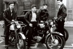 Grupo de 'rockers' con cazadoras y motocicletas 'Cafe-racer'
