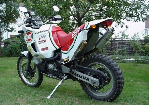 La Cagiva Elefant 900 es una versión de producción de la moto que triunfó en el París-Dakar.