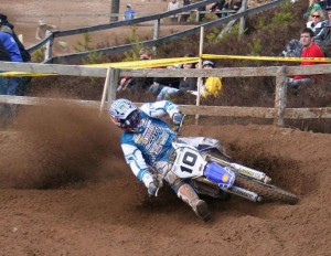 Jonas Edberg Hökensås en un circuito de motocross en Suecia.