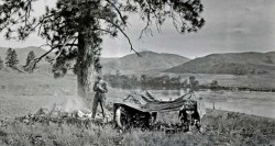 Al principio eran dos, Carl Stearns y Walter Storey, pero Storey tuvo que abandonar al destruirse su 'amoto' y, ante la imposibilidad de realizar el viaje ambos a lomos de una, Carl se adentró en África en solitario.