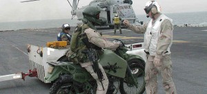 Una USMC M1030M1 en espera de un vuelo en helicóptero hacía Kuwait.