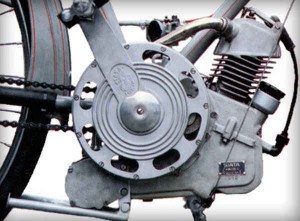 Motor Siata-Cucciolo visto desde el lado del pedal