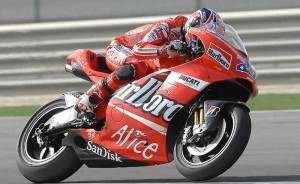 En 2007 y volando sobre el  asfalto, el australiano Casey Stoner ganó el campeonato de Moto Gp, con una Ducati Desmosedici GP07.
