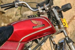 Honda acusó a Lifan por el uso del nombre <b>Hongda</b> en sus motocicletas. Despés, Honda reclama que el escúter de Lifan, LF125T-2D, es muy similar a un diseño cubierto por sus patentes