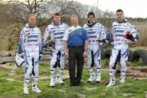 Thomas Gustavsson (centro) y el equipo Husaberg de 2014