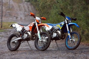 KTM 300 XC-W junto a una Husaberg TE300. Un asunto de belleza.
